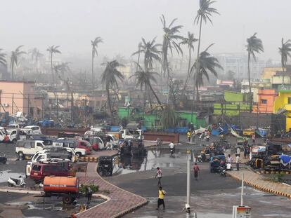 Estado de una calle de la ciudad india de Puri, tras el paso del ciclón. En vídeo, imágenes del los efectos del ciclón en India.