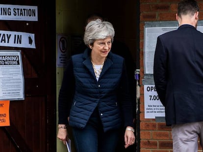 La primera ministra británica,Theresa May, tras haber votado en su colegio electoral el 2 de mayo en Sonning, Reino Unido. En vídeo, Jeremy Corbyn valora los resultados de los laboristas en los comicios.