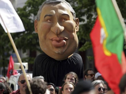 Un muñeco con la cara del primer ministro, António Costa, durante las manifestación del 1 de mayo en Lisboa. En vídeo, declaraciones de Costa.
