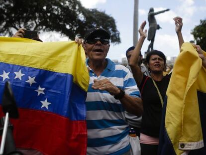 Detractores del presidente Nicolás Maduro este sábado en Caracas. En vídeo, declaraciones de Guaidó.