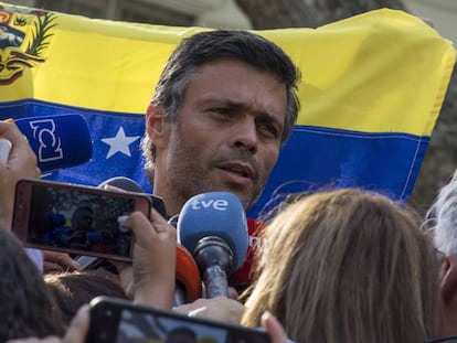 Leopoldo López, este jueves, se dirige a los medios congregados en las puertas de la residencia del embajador de España en Caracas. En vídeo, Guaidó asegura que la detención de Leopoldo López sería "una amenaza de guerra".