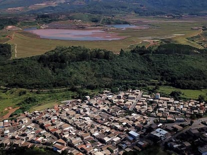 Viviendas de Congonhas bajo una de las 23 balsas de residuos mineros que rodean la ciudad de Minas Gerais (Brasil).