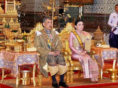 El rey de Tailandia, Maha Vajiralongkorn, con la reina Suthida, durante la ceremonia de coronación este sábado en Bangkok.