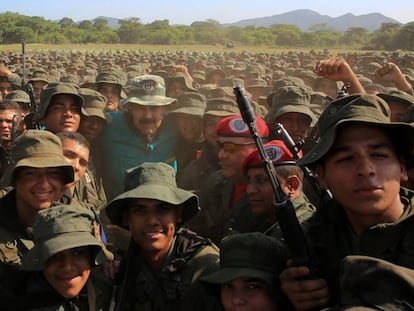 Maduro posa com soldados das Forças Armadas, no sábado, no centro de treinamento José Laurencio Silva, no Estado de Cojedes. Em vídeo, o líder chavista discursa aos militares.