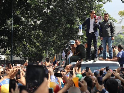 Juan Guaidó, junto a Leopoldo López, se dirige a los ciudadanos el martes en Caracas.
