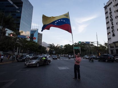 Una vigilia por las víctimas de las protestas en Caracas. En vídeo, declaraciones del ministro de Exteriores de Venezuela, Jorge Arreaza.