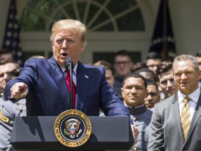 En foto, Trump, con militares el lunes en la Casa Blanca. En vídeo, el portavoz del Ministerio de Exteriores chino habla sobre la relación con EE UU.