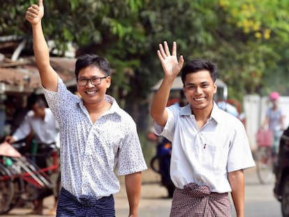 Los periodistas Wa Lone y Kyaw Soe Oo, tras ser liberados este martes en Myanmar. En vídeo, la liberación de los dos periodistas.