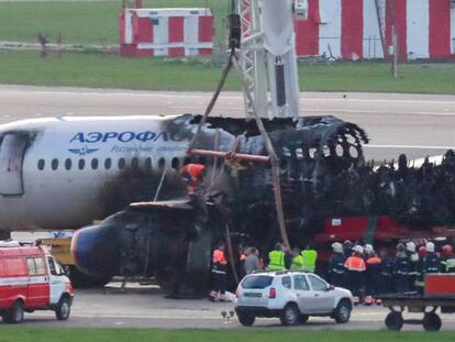 FOTO: Una grúa mueve el Superjet 100 de la pista en el aeropuerto de Moscú. / VÍDEO: El accidente del avión.