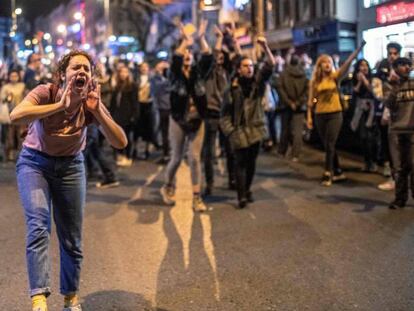 Protestas de los seguidores de la oposición turca durante la noche del lunes al martes tras conocerse la decisión que invalida la victoria del candidato socialdemócrata, Ekrem Imamoglu, al Ayuntamiento de Estambul. En vídeo, declaraciones del representante del APK en la Comisión Electoral y de Imamoglu.