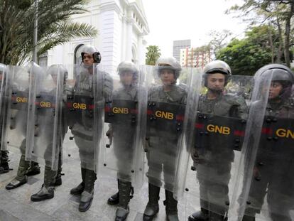 En foto, Guardia Nacional Bolivariana bloquea el ingreso a la Asamblea Nacional. En vídeo, el Presidente de la Asamblea habla sobre la decisión del Supremo.