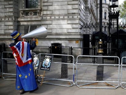 Un manifestante contrario al Brexit, este martes en Londres. En vídeo, el portavoz del Gobierno británico confirma que se celebrarán las Elecciones Europeas en el Reino Unido.