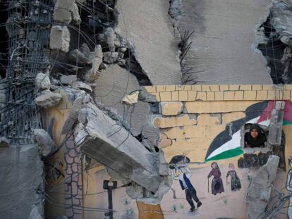 Un chico palestino asoma por el muro de una escuela destruida en un ataque israelí, el martes en Gaza. En vídeo, crónica desde el terreno del asesinato de Hamed Judari el pasado domingo.