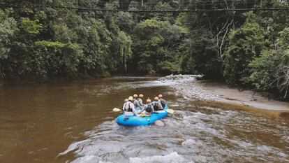 Excombatientes certificados como guías de rafting entrenan en el río Pato.