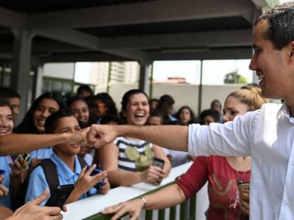 Juan Guaidó saluda a estudiantes de una escuela privada en el Estado Vargas, el miércoles.