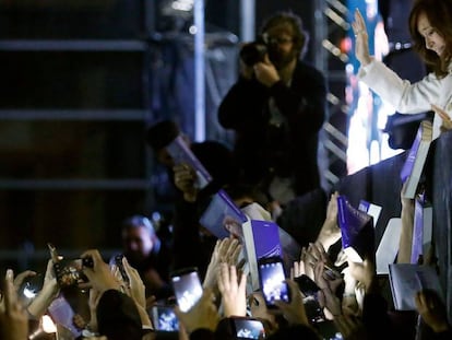 Cristina Kirchner saluda a la multitud que se reunió en La Rural para seguir la presentación de sus memorias en la Feria del Libro de Buenos Aires.