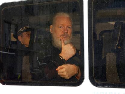 Julian Assange en el furgón policial donde fue trasladado tras su detención en la Embajada de Ecuador en Londres. En vídeo, las cinco claves de su historia.