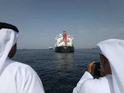 El barco noruego 'MV Andrea Victory', tras el incidente, visto desde el puerto emiratí de Fujairah. En vídeo, declaraciones del ministro británico de Exteriores sobre el conflicto entre EE UU e Irán.