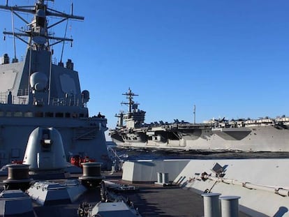 Ejercicio conjunto entre la fragata 'Méndez Núñez' (sobre cuya cubierta se hizo la foto) y el 'USS Abraham Lincoln' (al fondo), el pasado 29 de enero. En vídeo, declaraciones de Borrell, ministro de Asuntos Exteriores en funciones.