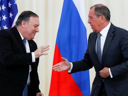 El secretario de Estado de EE UU, Mike Pompeo, saluda a su homólogo ruso, Serguei Lavrov, este martes en Sochi.