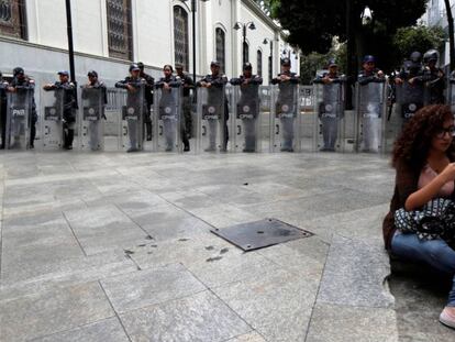 Agentes custodian la Asamblea Nacional de Venezuela, este martes. En vídeo, declaraciones de Juan Guaidó.