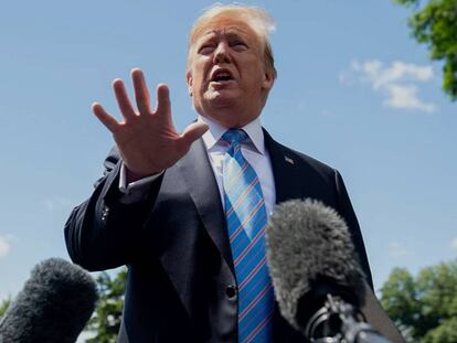 Donald Trump, este martes en los jardines de la Casa Blanca. En vídeo, declaraciones de Trump y del senador demócrata Chuck Schumer.