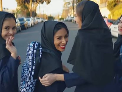 En vídeo, imágenes de niñas bailando 'Gentleman' en sus colegios. Foto, captura del videoclip de Sasy Mankan.