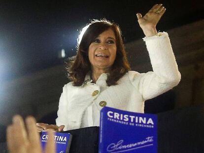 La expresidenta argentina, Cristina Fernández de Kirchner, durante la presentación de su libro en Buenos Aires el pasado 9 de mayo. En vídeo, anuncio de la candidatura de Kirchner.