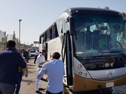 Autobús turístico alcanzado este domingo por una explosión cerca de las pirámides de Giza. En vídeo, imágenes tras el atentado.