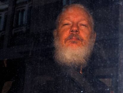 El fundador de Wikileaks, Julian Assange, el día de su detención en Londres. En vídeo, Suecia emite una orden de detención contra Assange por el proceso de violación abierto contra él.