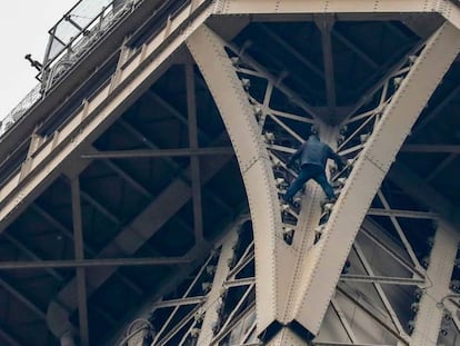 Un hombre escala la Torre Eiffel. En vídeo, cierran la Torre Eiffel por la presencia de un hombre escalando el monumento.