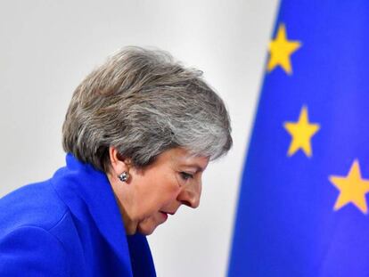 May se dispone a intervenir en una conferencia de prensa, tras una reunión en Bruselas sobre el Brexit, el pasado 25 de noviembre. / En vídeo, claves del fracaso de May.