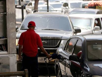 Una fila de coches hace cola frente a una gasolinera en Caracas, este mayo.