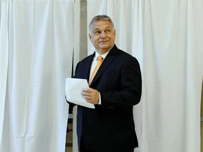 El primer ministro húngaro, Viktor Orbán, deposita su voto para las europeas de este domingo en un colegio de Budapest. En vídeo, el avance de los euroescépticos amenaza el futuro de la Unión Europea.