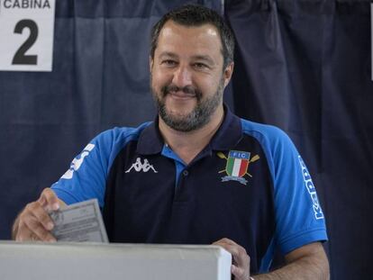 El ministro del Interior de Italia y líder de la Liga, Matteo Salvini, vota el domingo en Milán. En vídeo, Europa dice adiós al bipartidismo.