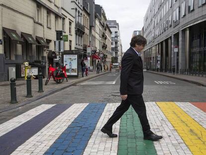 Carles Puigdemont camina hacia el Parlamento europeo.