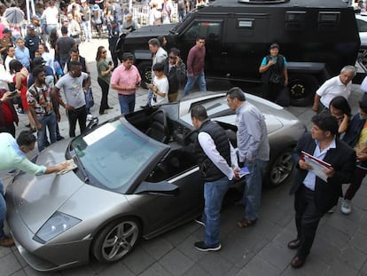 El murciélago, rodeado de gente en la subasta.