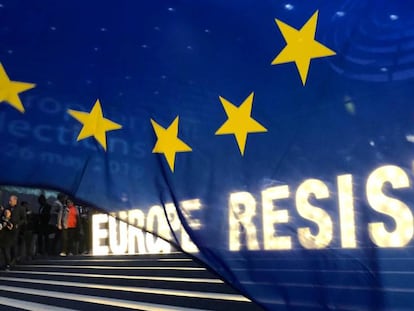 Anuncio desplegado por europeístas en el exterior del Parlamento Europeo, en Bruselas. En vídeo, Europa dice adiós al bipartidismo.