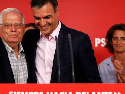 En la imagen, Josep Borrell celebra los resultados electorales. En vídeo, declaraciones del candidato del PSOE a las elecciones europeas y del presidente del Gobierno, Pedro Sánchez.
