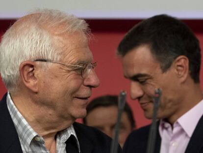 Pedro Sánchez y Josep Borrell (izquierda) durante la comparecencia de la noche electoral del 26 de mayo en Ferraz. En vídeo, el PSOE gana las elecciones europeas.