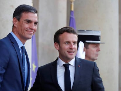 Pedro Sánchez y Emmanuele Macron en un encuentro previo a la cumbre Europea. En vídeo declaraciones de Josep Borrell (PSOE), ganador de las europeas en España.