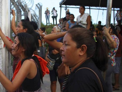 Familiares de presos del Complejo penitenciario Anisio Jobim, este lunes.