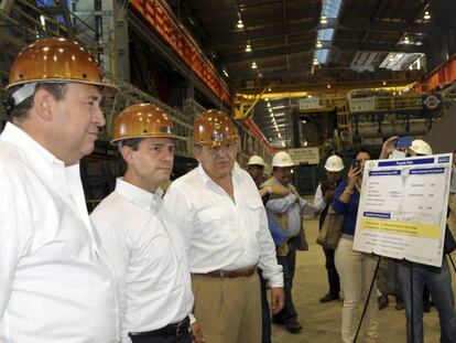 Peña Nieto (centro), en la inauguración de una planta de Altos Hornos en julio de 2013.