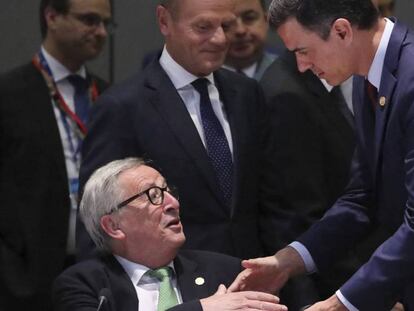 Pedro Sánchez saluda al presidente de la Comisión, Jean-Claude Juncker, el martes en Bruselas. En vídeo, declaraciones de Merkel y Macron el martes.