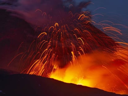 Una foto de este jueves de la erupción del volcán Etna. En vídeo, imágenes de la erupción del Etna.