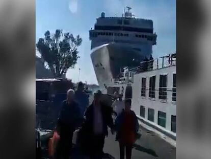 El momento en el que el crucero choca contra el barco.