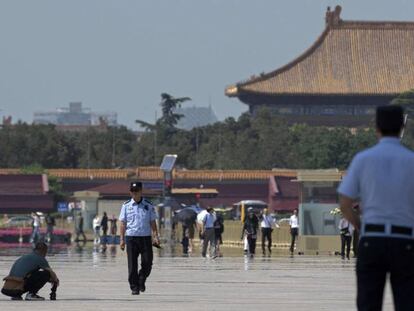 Varios agentes de policía vigilan la plaza de Tiananmen en Pekín el 3 de junio. En vídeo, qué pasó en Tiananmen.