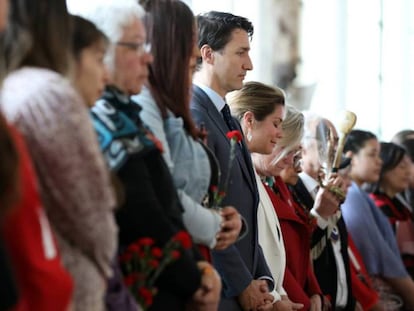 El primer ministro canadiense, Justin Trudeau, durante un minuto de silencio en Gatineau, Quebec, este lunes. En vídeo, declaraciones de Trudeau.