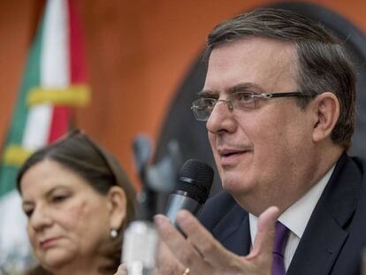 En foto: Marcelo Ebrard, junto a la embajadora en Washington, Martha Bárcena, este lunes en la capital estadounidense. En vídeo: declaraciones de Marcelo Ebrard, canciller mexicano de Asuntos Exteriores.