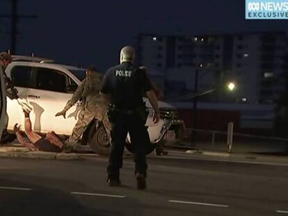 Captura de un vídeo que recoge la detención del sospechoso de haber disparado en el centro de Darwin. En vídeo, detenido un hombre por matar a varias personas en el norte de Australia.